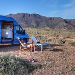 furgo camper en una montaña